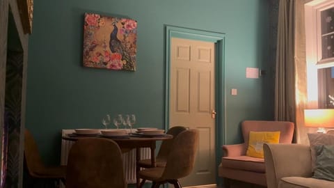 The Rose- Grd Floor, 2-5 Beds, SmartTV, Uni, Tram, M250 Fibre Apartment in Nottingham