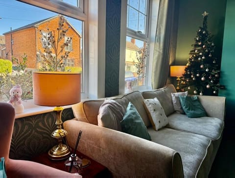 The Rose- Grd Floor, 2-5 Beds, SmartTV, Uni, Tram, M250 Fibre Apartment in Nottingham