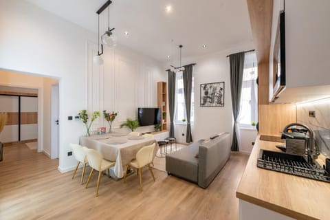 Kitchen or kitchenette, Living room