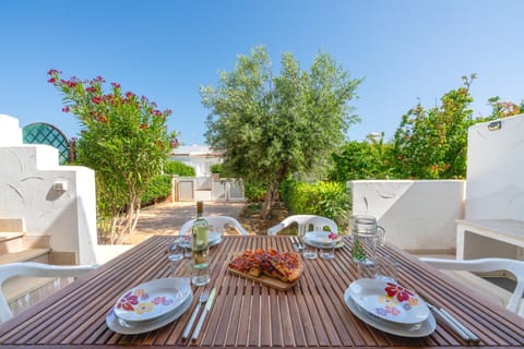 Patio, Day, Garden, View (from property/room), Balcony/Terrace, Living room, Food and drinks, Seating area, Dining area, Food, Garden view, Pool view, Swimming pool, sunbed