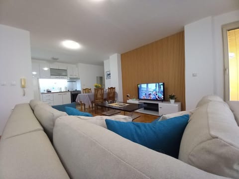 TV and multimedia, Kitchen or kitchenette, Living room, Seating area, Dining area