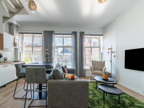 TV and multimedia, Living room, Seating area, Dining area, Evening entertainment