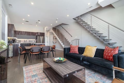 Breathtaking CHI unit in River North with Rooftop Deck - Penthouse A - Sleeps 11 House in Chicago