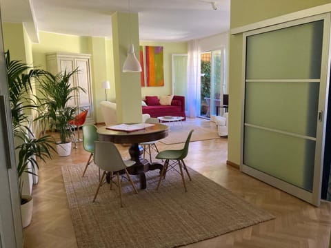 Living room, Seating area, Lunch
