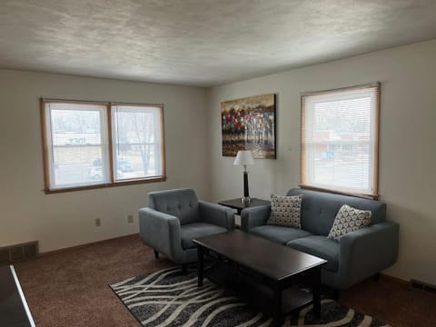 Prime Location Amazing Unit Close to Downtown - 2 queen beds Apartment in Springfield