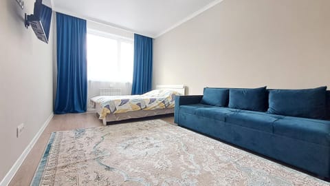 Bed, TV and multimedia, Living room, Photo of the whole room, Seating area, Bedroom