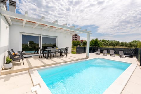 Pool view, Swimming pool, sunbed