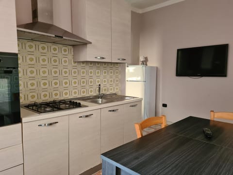 TV and multimedia, Kitchen or kitchenette, Dining area, oven, stove