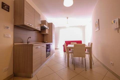 Kitchen or kitchenette, Dining area, stove