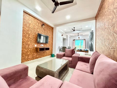 Communal lounge/ TV room, TV and multimedia, Living room, Seating area, Evening entertainment