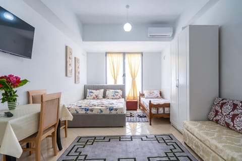 Bed, TV and multimedia, Photo of the whole room, Seating area, Bedroom