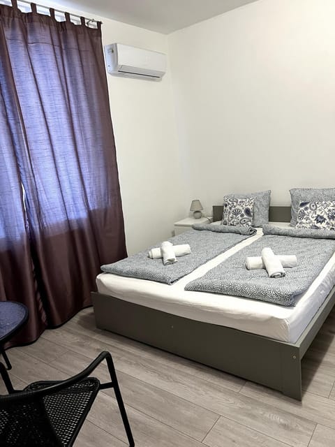 Bed, Photo of the whole room, towels, air conditioner