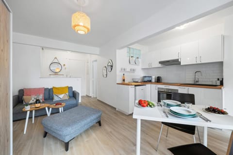 Kitchen or kitchenette, Living room, Food and drinks, Seating area, Dining area, Food, oven, stove, toaster