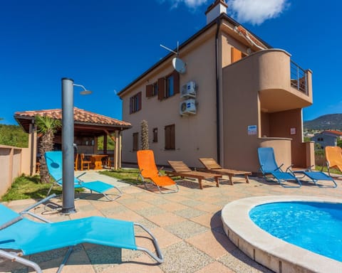 Property building, Day, Balcony/Terrace, Swimming pool, sunbed