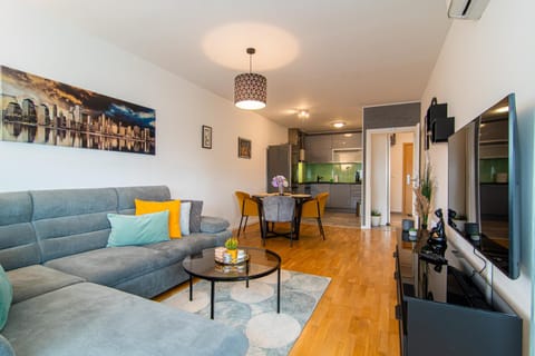 TV and multimedia, Living room, Seating area, Family