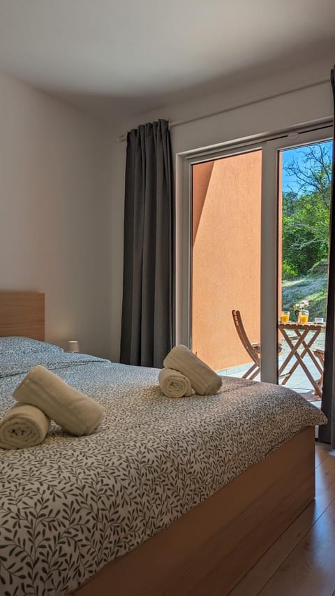 Bed, View (from property/room), Balcony/Terrace, Bedroom, towels