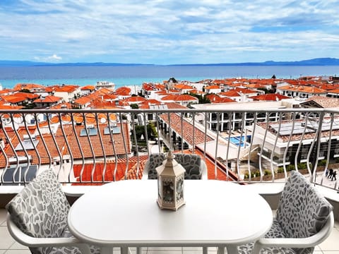 Property building, Day, Balcony/Terrace, Dining area, City view, Sea view