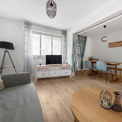TV and multimedia, Living room, Seating area, Dining area