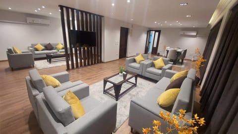 Communal lounge/ TV room, TV and multimedia, Living room, Seating area