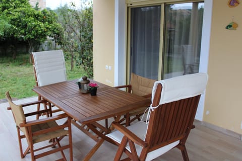 Garden, Seating area, Dining area