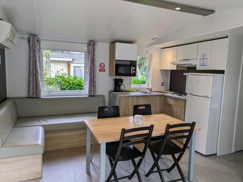 Camping le Pré des Moines Campground/ 
RV Resort in Île-de-France