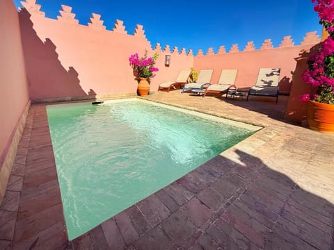 Day, Swimming pool, sunbed