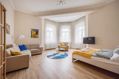 Bed, TV and multimedia, Living room, Photo of the whole room, Seating area
