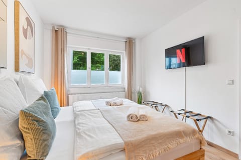 Bed, TV and multimedia, Photo of the whole room, Bedroom, towels