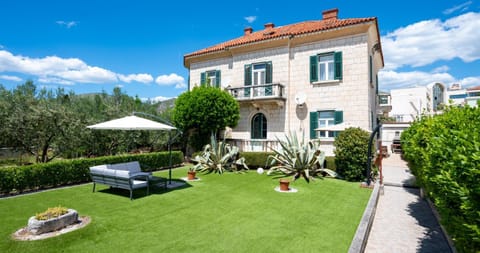 Property building, Patio, Spring, Day, Natural landscape, Garden, Garden view