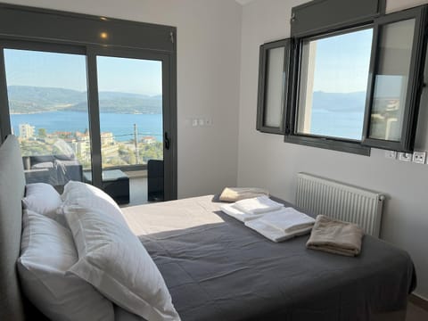 Bed, View (from property/room), View (from property/room), Balcony/Terrace, Bedroom, Mountain view, Mountain view, Sea view, Sea view