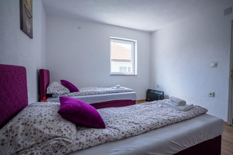 Bed, Bedroom, towels