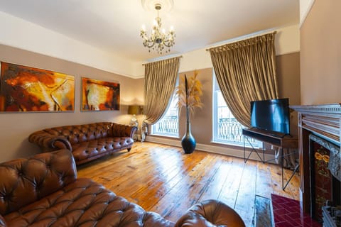 Communal lounge/ TV room, TV and multimedia, Living room, Seating area, Evening entertainment