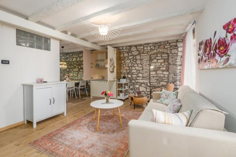 Kitchen or kitchenette, Seating area, Dining area