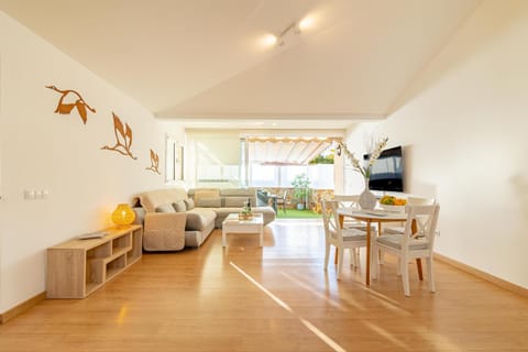 TV and multimedia, Living room, Seating area, Dining area