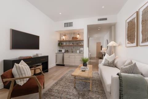 TV and multimedia, Kitchen or kitchenette, Living room