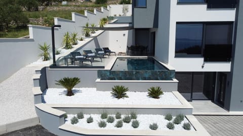 Property building, Day, Balcony/Terrace