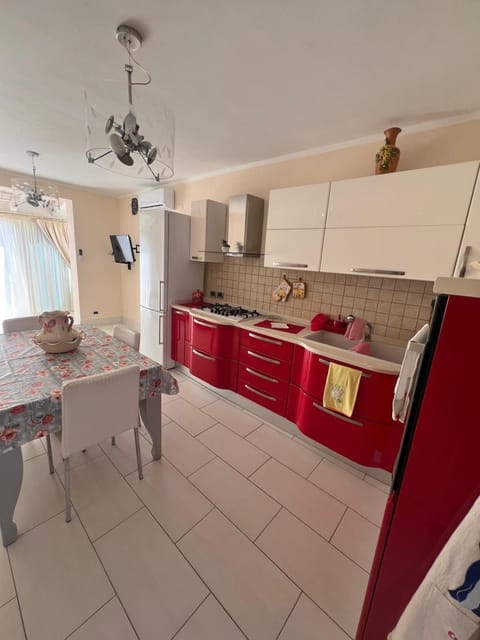 Kitchen or kitchenette, Dining area, dishwasher, minibar, stove