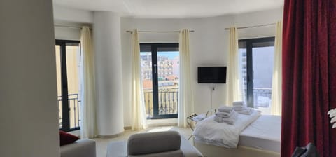 Bed, TV and multimedia, View (from property/room), Photo of the whole room, Bedroom, towels