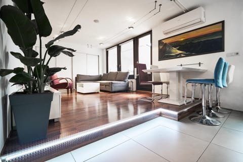 TV and multimedia, Living room, Seating area, Dining area, air conditioner