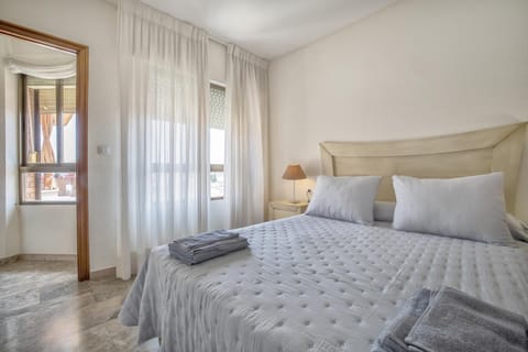 Bed, Bedroom, towels