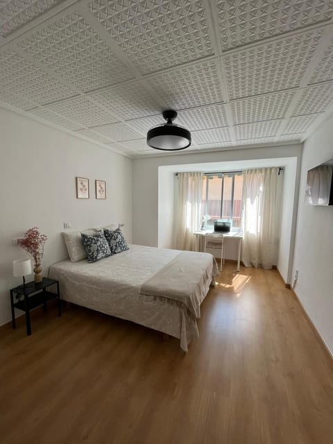 Bed, Bathroom, TV and multimedia, Seating area, Bedroom, air conditioner