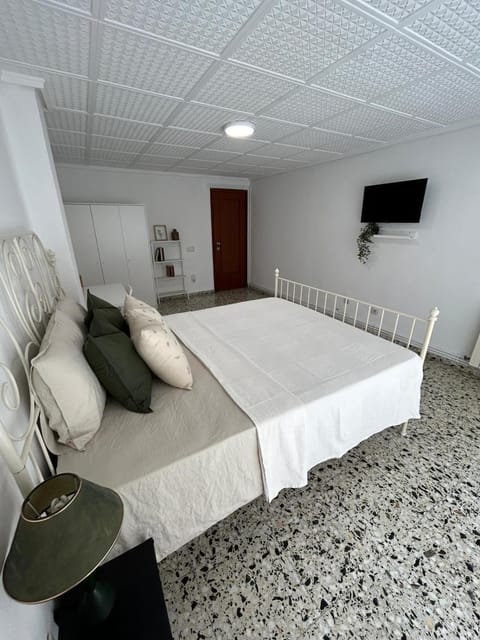 Bed, TV and multimedia, Balcony/Terrace, Photo of the whole room, Bedroom