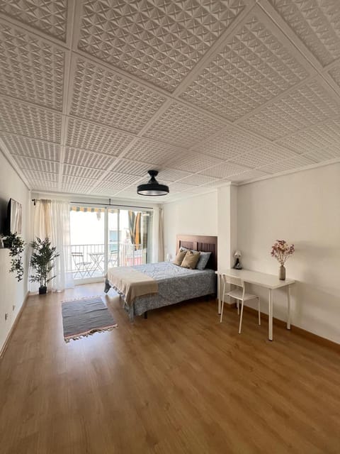 Bed, TV and multimedia, Balcony/Terrace, Photo of the whole room, Seating area, Bedroom, towels, wardrobe, air conditioner