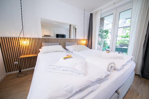 Bed, Bedroom, towels
