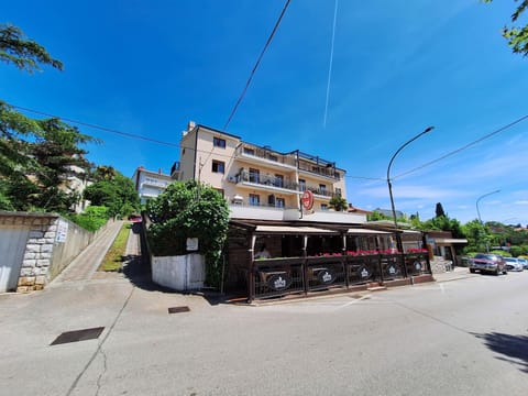 Restaurant/places to eat, Facade/entrance