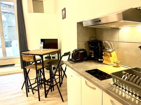 Coffee/tea facilities, Kitchen or kitchenette, Dining area, stove, toaster