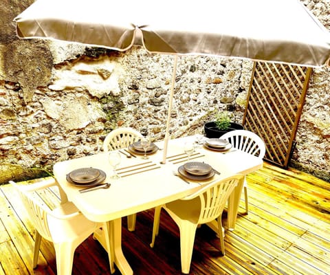 Patio, Day, Living room, Seating area, Dining area