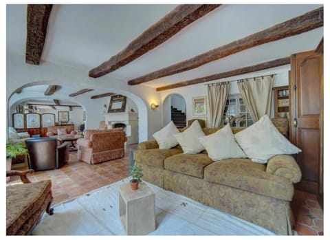 Olive tree garden villa with heated swimming pool and jacuzzi Villa in Grasse