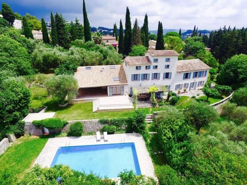 Olive tree garden villa with heated swimming pool and jacuzzi Villa in Grasse