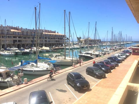 Property building, Day, Neighbourhood, Natural landscape, Activities, City view, Sea view, Street view, Location, Parking